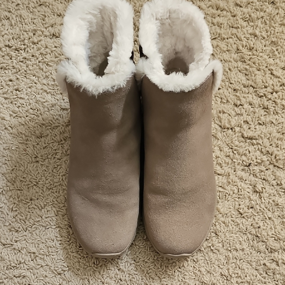 Skechers Tan Ankle Boots with White Fur Lining